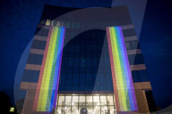 NEWS - Brüssel: Der Sitz der europäischen Kommissin leuchtet in Regenbogenfarben
