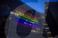 NEWS - Brüssel: Der Sitz der europäischen Kommissin leuchtet in Regenbogenfarben