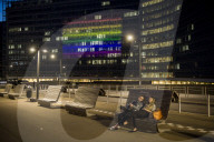 NEWS - Brüssel: Der Sitz der europäischen Kommissin leuchtet in Regenbogenfarben