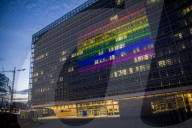 NEWS - Brüssel: Der Sitz der europäischen Kommissin leuchtet in Regenbogenfarben