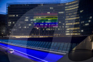 NEWS - Brüssel: Der Sitz der europäischen Kommissin leuchtet in Regenbogenfarben