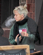 EXKLUSIV - Was raucht denn Lily Allen da ?