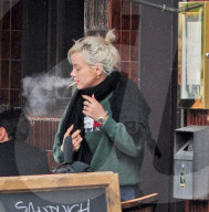 EXKLUSIV - Was raucht denn Lily Allen da ?