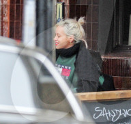EXKLUSIV - Was raucht denn Lily Allen da ?