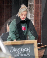 EXKLUSIV - Was raucht denn Lily Allen da ?