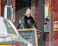 EXKLUSIV - Was raucht denn Lily Allen da ?