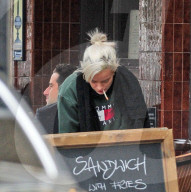 EXKLUSIV - Was raucht denn Lily Allen da ?