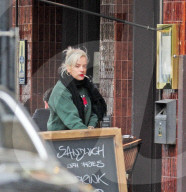 EXKLUSIV - Was raucht denn Lily Allen da ?