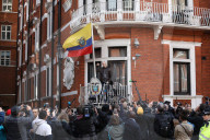 NEWS - Julian Assange spricht vor den Medien