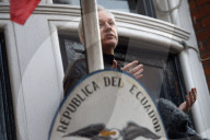NEWS - Julian Assange spricht vor den Medien