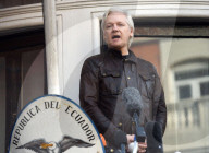 NEWS - Julian Assange spricht vor den Medien