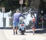 PEOPLE - Owen Wilson's Vespa hat den Geist aufgegeben