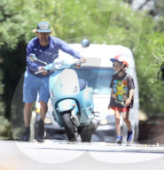 PEOPLE - Owen Wilson's Vespa hat den Geist aufgegeben