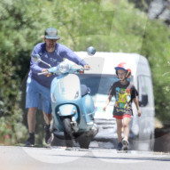 PEOPLE - Owen Wilson's Vespa hat den Geist aufgegeben
