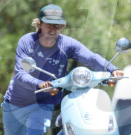 PEOPLE - Owen Wilson's Vespa hat den Geist aufgegeben