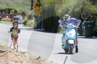 PEOPLE - Owen Wilson's Vespa hat den Geist aufgegeben