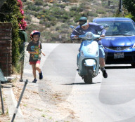 PEOPLE - Owen Wilson's Vespa hat den Geist aufgegeben