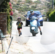 PEOPLE - Owen Wilson's Vespa hat den Geist aufgegeben