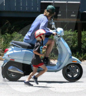 PEOPLE - Owen Wilson's Vespa hat den Geist aufgegeben