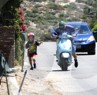 PEOPLE - Owen Wilson's Vespa hat den Geist aufgegeben