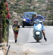 PEOPLE - Owen Wilson's Vespa hat den Geist aufgegeben