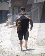 PEOPLE - Orlando Bloom mit Kind und Kegel am Strand von Malibu