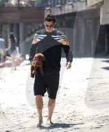 PEOPLE - Orlando Bloom mit Kind und Kegel am Strand von Malibu