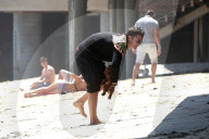 PEOPLE - Orlando Bloom mit Kind und Kegel am Strand von Malibu