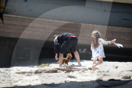 PEOPLE - Orlando Bloom mit Kind und Kegel am Strand von Malibu