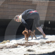 PEOPLE - Orlando Bloom mit Kind und Kegel am Strand von Malibu