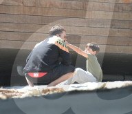 PEOPLE - Orlando Bloom mit Kind und Kegel am Strand von Malibu
