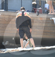 PEOPLE - Orlando Bloom mit Kind und Kegel am Strand von Malibu
