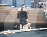 PEOPLE - Orlando Bloom mit Kind und Kegel am Strand von Malibu