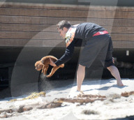 PEOPLE - Orlando Bloom mit Kind und Kegel am Strand von Malibu