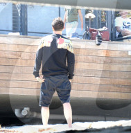 PEOPLE - Orlando Bloom mit Kind und Kegel am Strand von Malibu