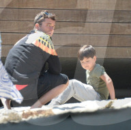 PEOPLE - Orlando Bloom mit Kind und Kegel am Strand von Malibu
