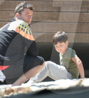 PEOPLE - Orlando Bloom mit Kind und Kegel am Strand von Malibu
