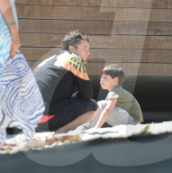 PEOPLE - Orlando Bloom mit Kind und Kegel am Strand von Malibu