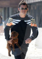 PEOPLE - Orlando Bloom mit Kind und Kegel am Strand von Malibu