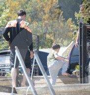 PEOPLE - Orlando Bloom mit Kind und Kegel am Strand von Malibu