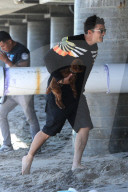 PEOPLE - Orlando Bloom mit Kind und Kegel am Strand von Malibu