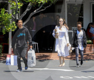 EXKLUSIV - Angelina Jolie bummelt mit Zahara und Pax in Hollywood