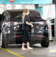 PEOPLE - Amanda Seyfried bummelt in Beverly Hills
