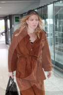 PEOPLE - Verpennt: Courtney Love ohne Make-Up am Flughafen