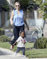 PEOPLE -  Charlize Theron spielt mit Klein August vor dem Haus