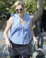 PEOPLE -  Charlize Theron spielt mit Klein August vor dem Haus