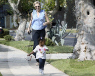 PEOPLE -  Charlize Theron spielt mit Klein August vor dem Haus