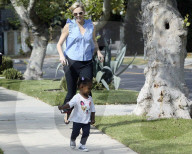 PEOPLE -  Charlize Theron spielt mit Klein August vor dem Haus