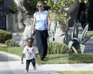 PEOPLE -  Charlize Theron spielt mit Klein August vor dem Haus