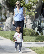 PEOPLE -  Charlize Theron spielt mit Klein August vor dem Haus